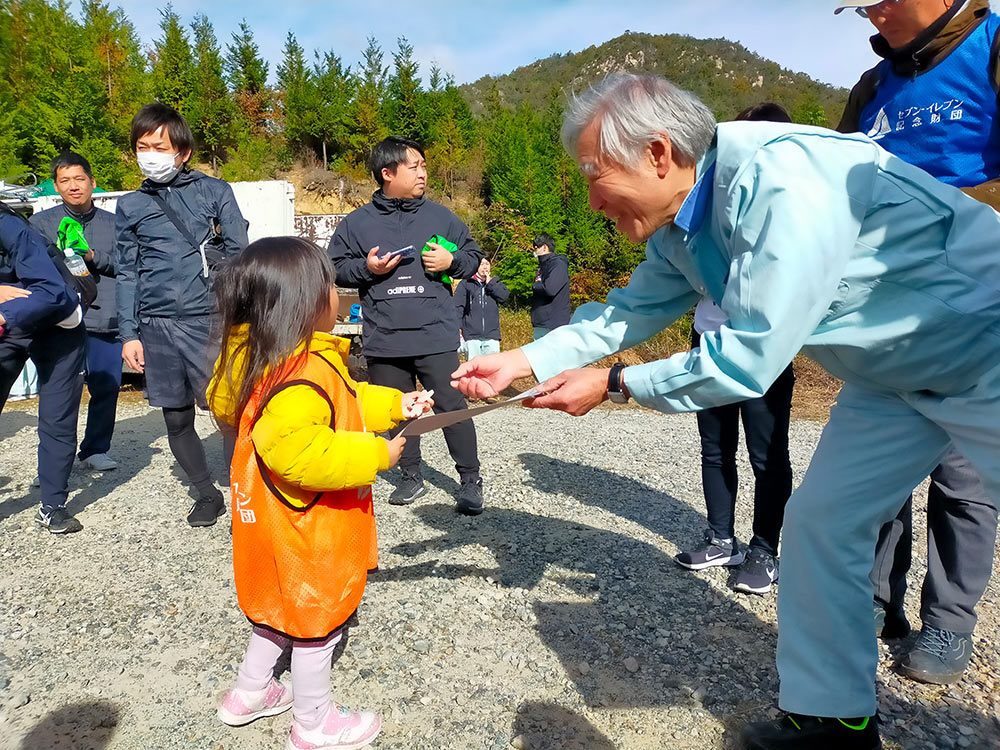 笑顔の証明書と木製トンボ