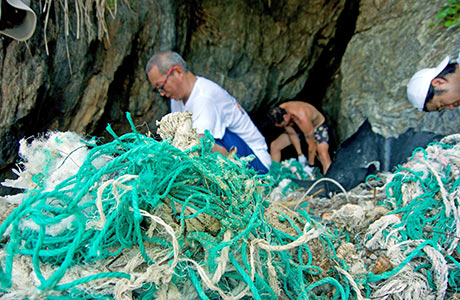 産卵のため浜に上がるウミガメが絡まってしまう魚網の撤去作業