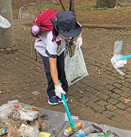 ゴール地点でのごみの分別作業