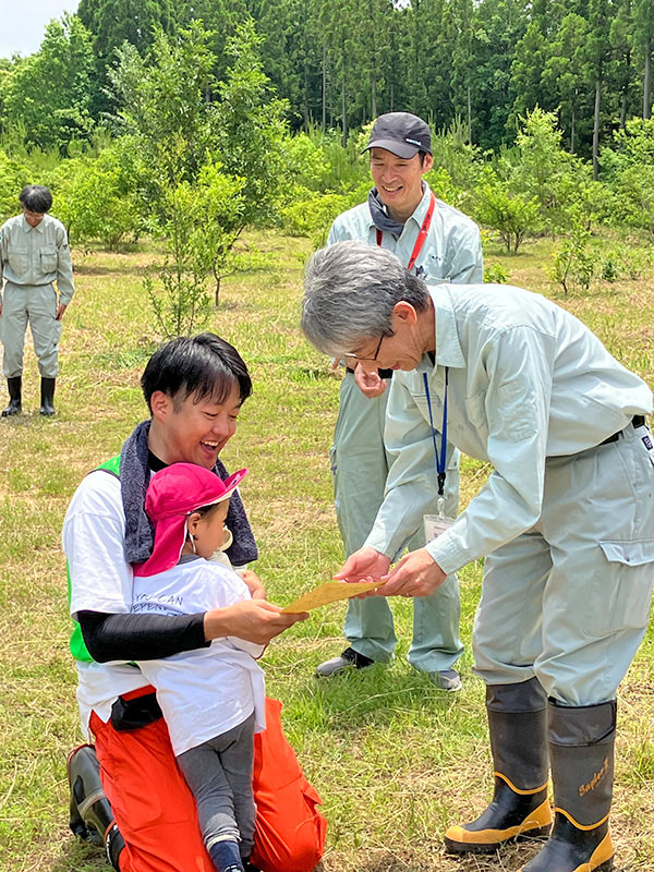 恐竜のバッチとバッチの贈呈